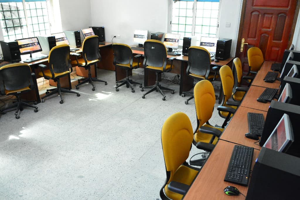 معامل تقنية المعلومات بجامعة العلوم الحديثة1