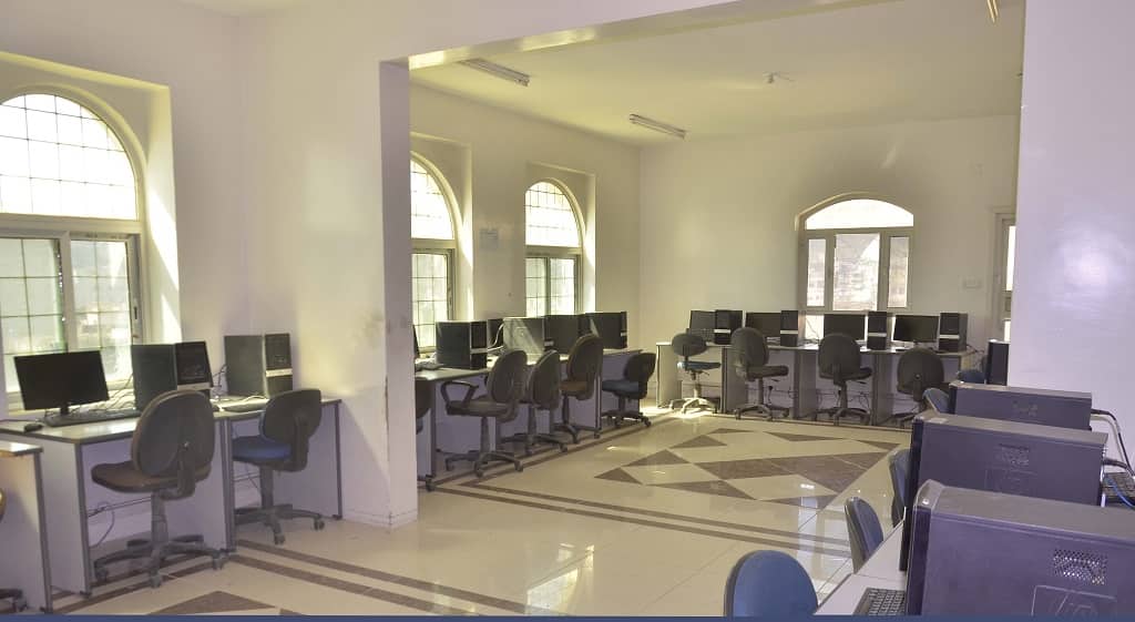 معامل تقنية المعلومات بجامعة العلوم الحديثة2