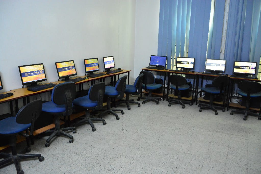 معامل تقنية المعلومات بجامعة العلوم الحديثة4